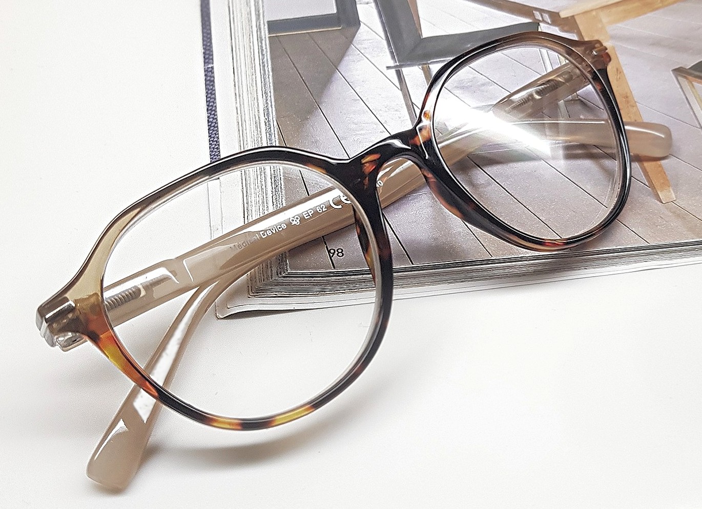 loupe de lecture marron écailles et beige